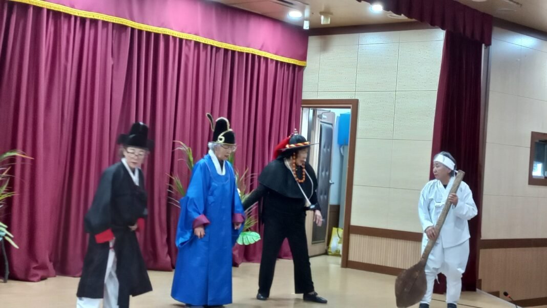 강화시민극단 ‘풀무’ 정기공연 ‘감동’…“와서 보시겨! 나도 어엿한 연기자여!” | 강화시니어신문
