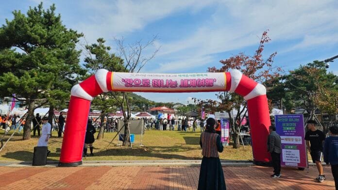 1. '맛으로 떠나는 세계여행’ 행사가 열린 용흥궁 주차장. 사진=윤석룡