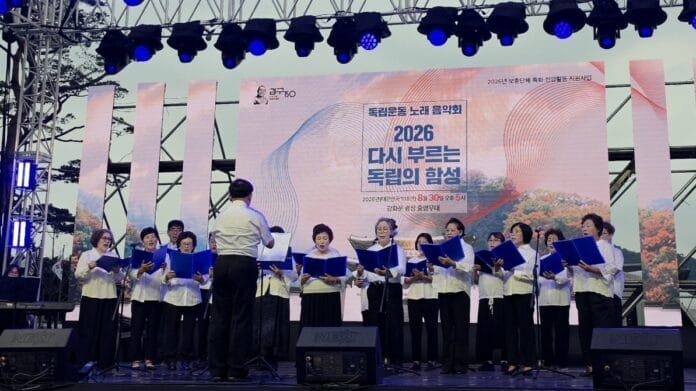1.최광서의 지휘로 ‘강화소년가’를 부르는 강화은빛합창단. 사진=강화은빛합창단
